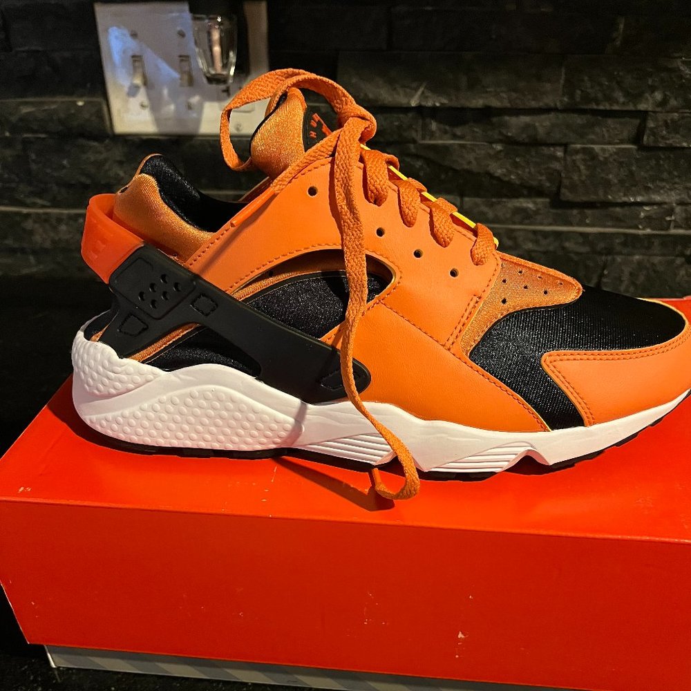 Nike Air Huarache Hot Curry/Black/White/Orange.   Mens sneaker size 9.5 .